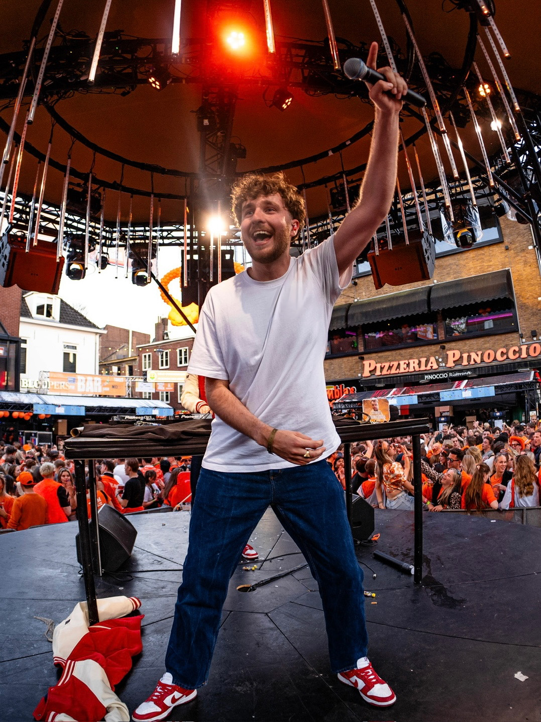 DJ Levi Verkerk draait op feest